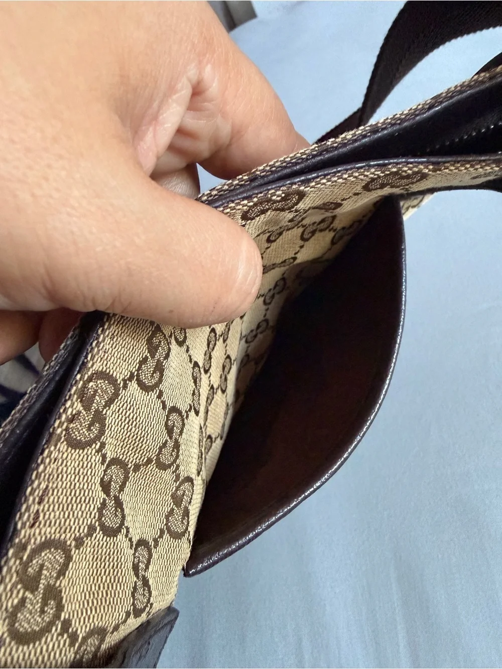 Gucci signature gg